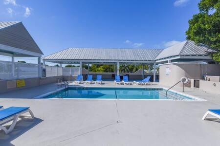 New Casa Caribe By Brightwild- Two-Story Condo Rooftop Pool 키웨스트 외부 사진