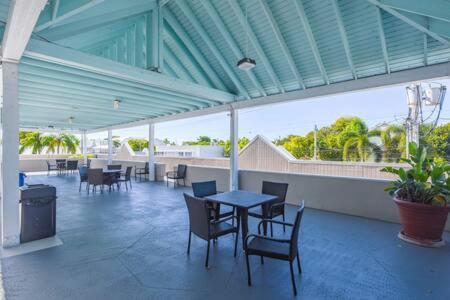 New Casa Caribe By Brightwild- Two-Story Condo Rooftop Pool 키웨스트 외부 사진